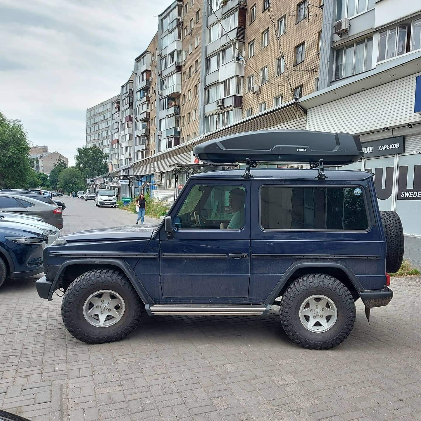 Mercedes Geländewagen (G-Class) с автобоксом Thule Force XT XL